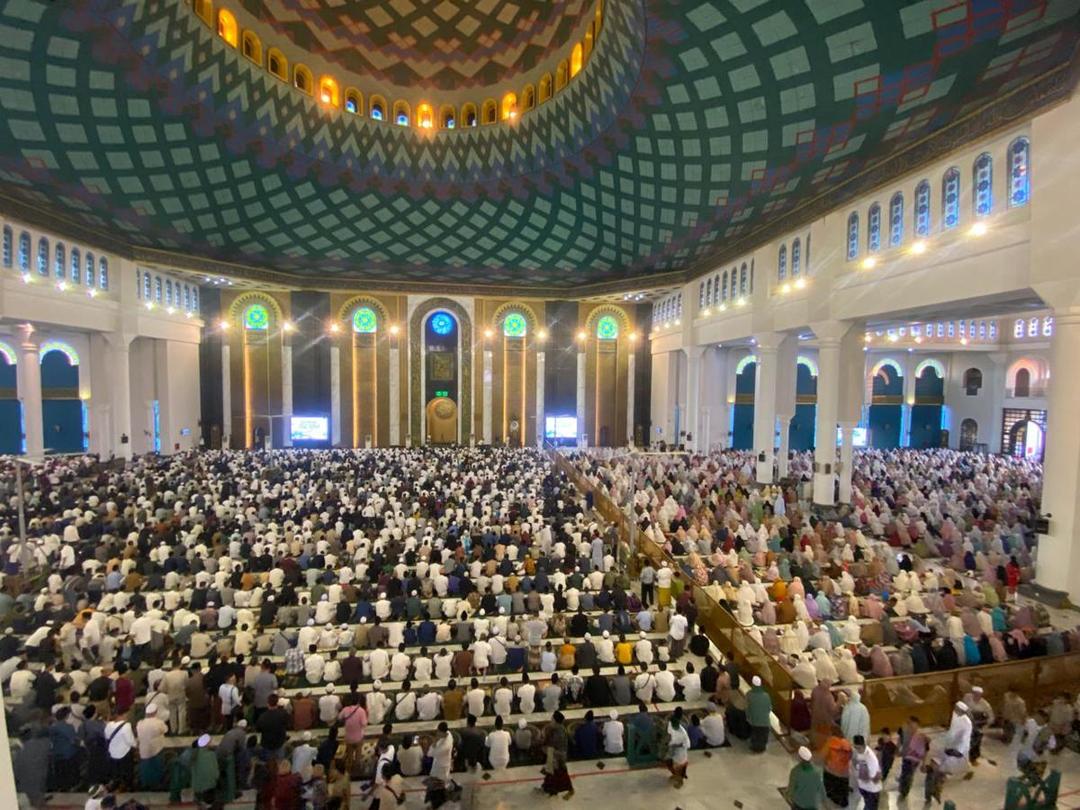 Salat Idul Adha di Masjid Al Akbar Surabaya Diikuti 40 Ribuan Jemaah, Mantan Mendik Jadi Khotib