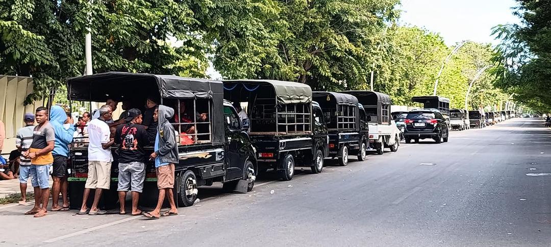 Dilarang Muat Penumpang, 200 Sopir Mobil Pikap "Serbu" Kantor Gubernur NTT