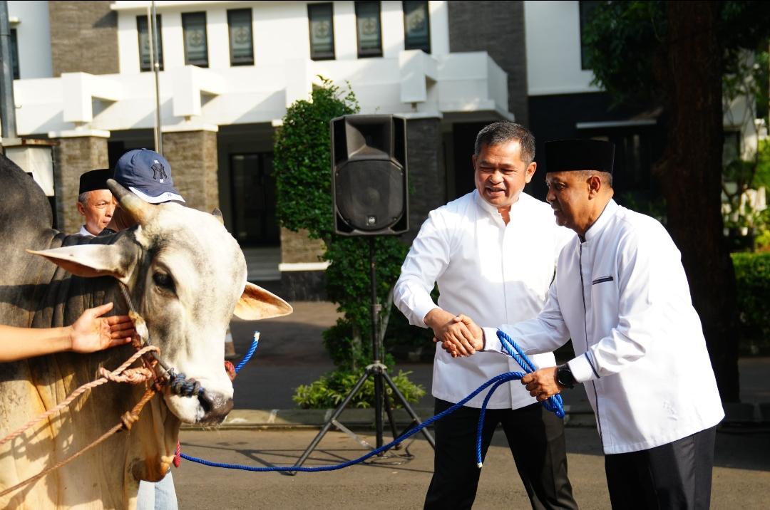 TNI AD Serahkan 3.417 Hewan Kurban bagi Warga Kurang Mampu
