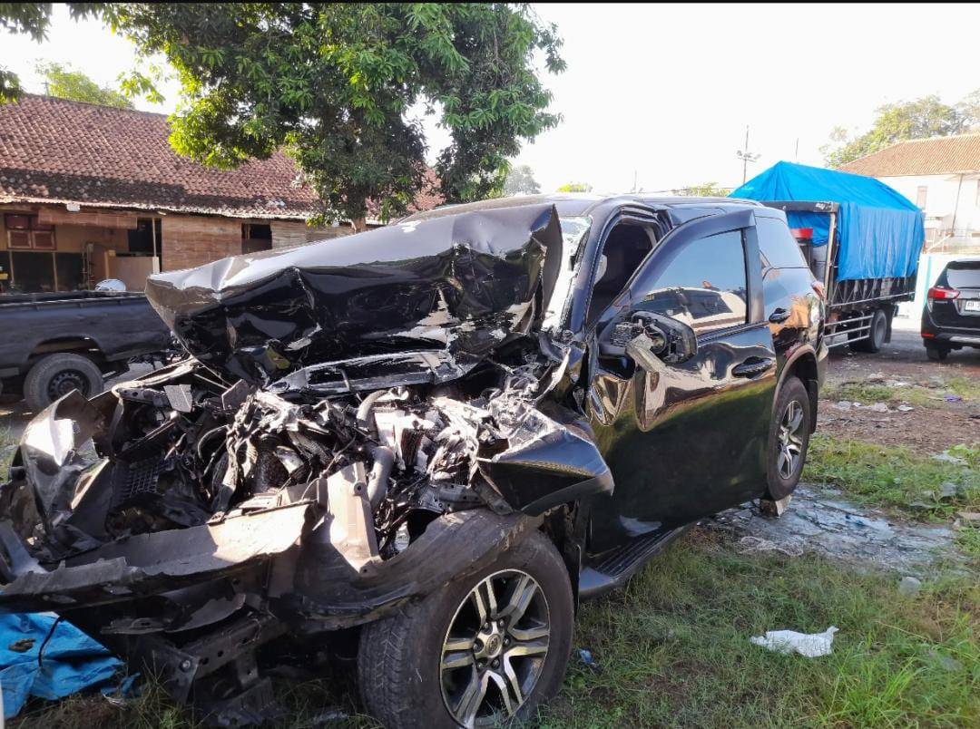 Mobil yang ditumpangi Wakil Ketua DPRD Ngawi, Waluyo Jati Sasono, hancur tabrak truk tronton di ruas Tol Solo-Ngawi KM 547+900. IDN Times/ Istimewa.