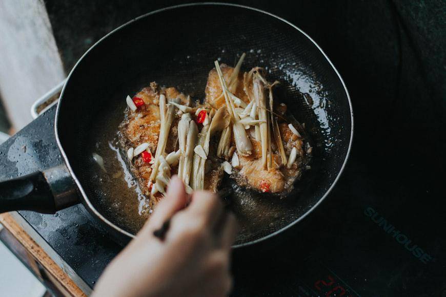 Menumis ikan dengan wajan (unsplash.com/Nguyen Dang Hoang Nhu)
