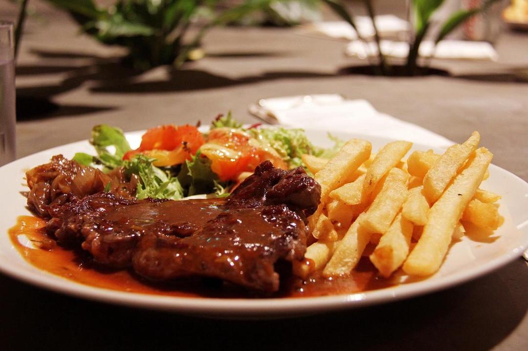 Resep Bistik Daging Sapi Saus Lada Hitam yang Juicy dan Pedasnya Nikmat