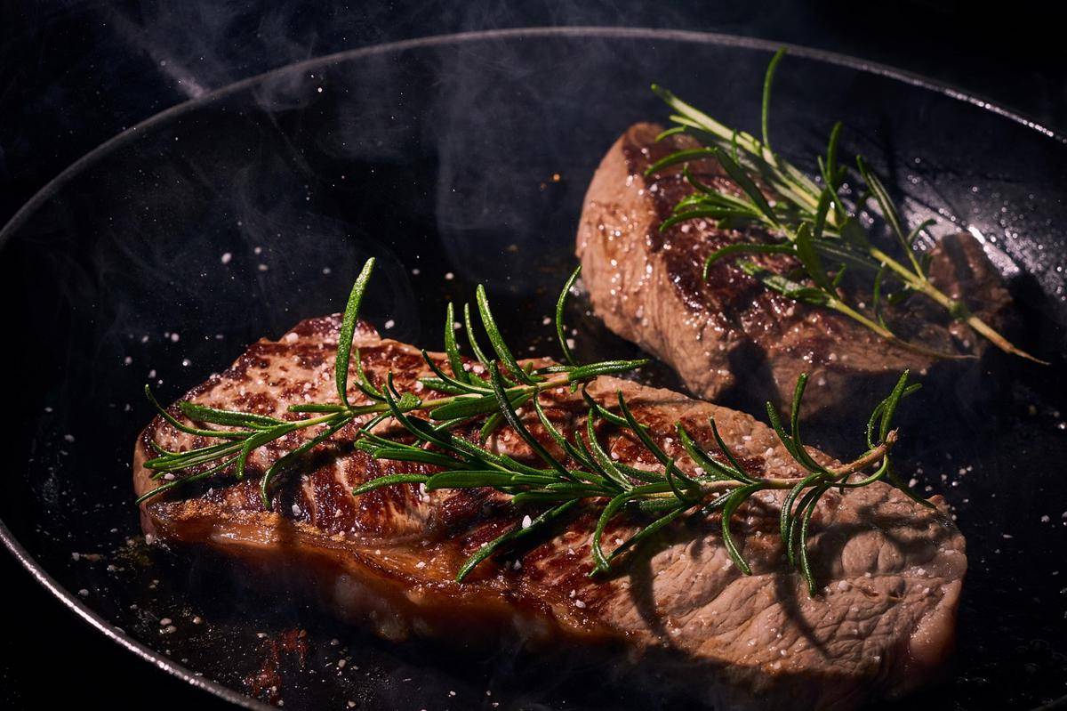 ilustrasi memanggang daging sapi menggunakan teflon (pixabay.com/felix_w)
