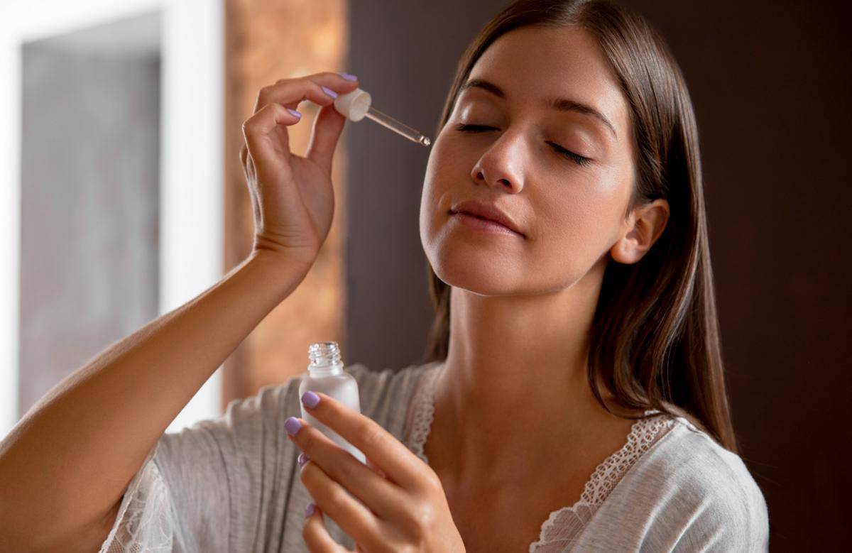Ilustrasi wanita menggunakan serum (freepik.com/freepik)