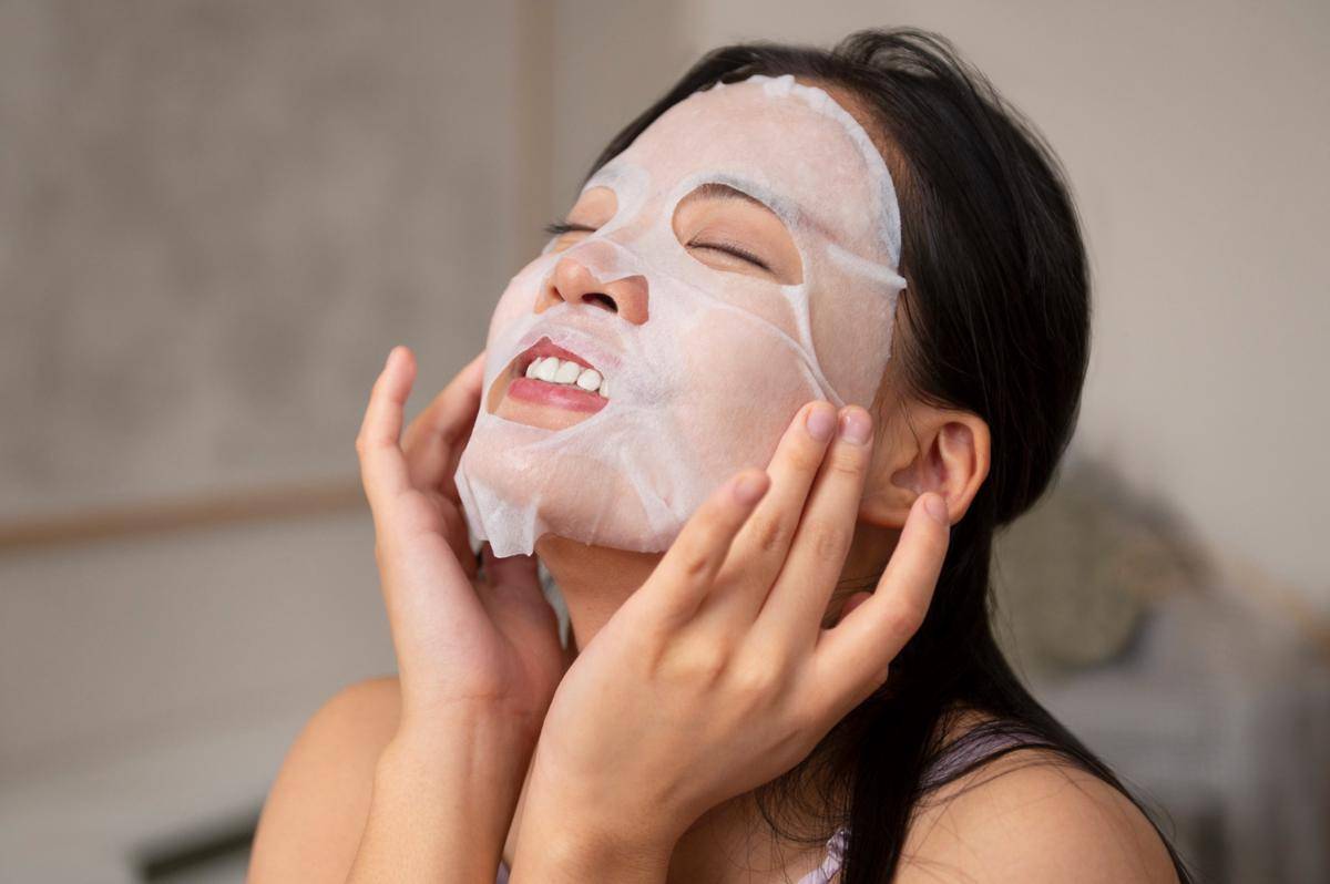 Ilustrasi wanita menggunakan masker wajah (freepik.com/freepik)