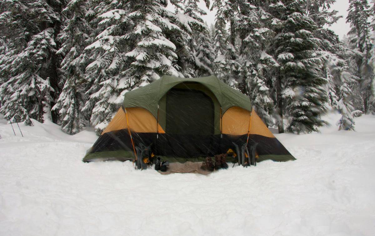 ilustrasi tenda dengan flysheet (unsplash.com/David Schultz)