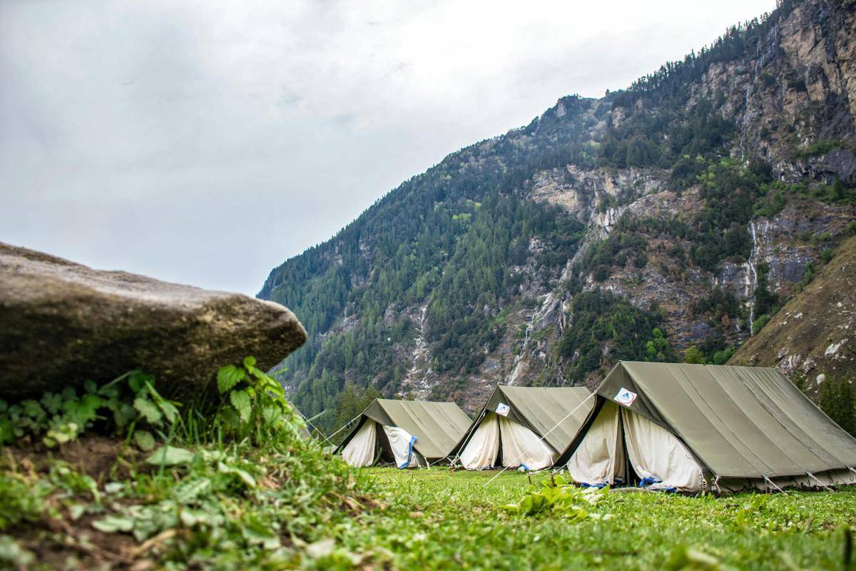 ilustrasi tenda dengan flysheet (pexels.com/Guduru Ajay bhargav)