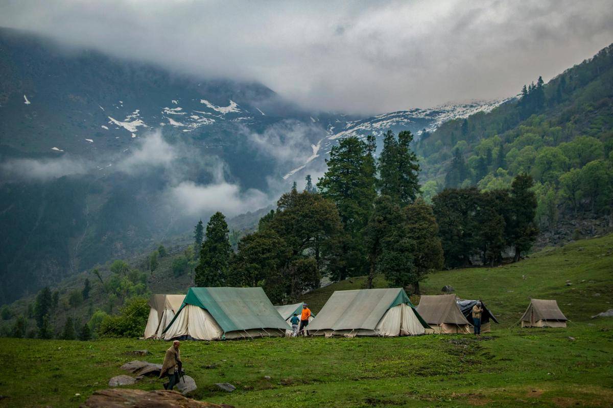 ilustrasi tenda dengan flysheet (pexels.com/Guduru Ajay bhargav)