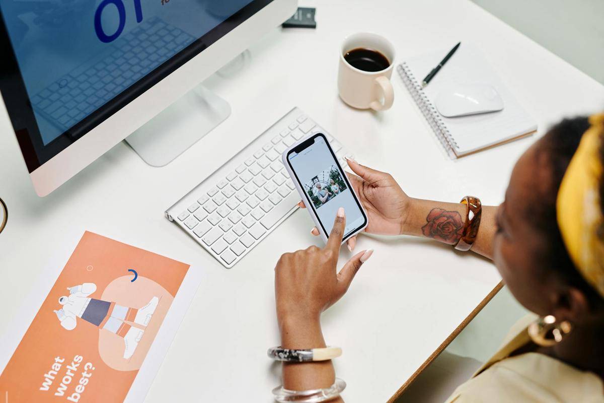 ilustrasi seseorang yang sedang menggunakan dating app (pexels.com/SHVETS production)