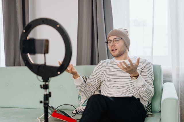 ilustrasi pria menjadi influencer (pexels.com/Photo By: Kaboompics.com) 