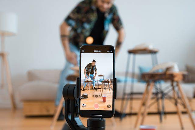 ilustrasi pria menjadi influencer (pexels.com/Ron Lach)