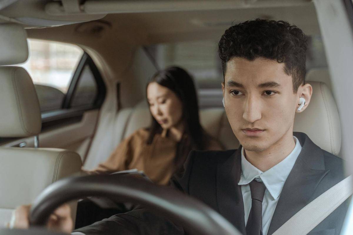 ilustrasi pengendara mobil menggunakan sabuk pengaman (pexels.com/Ron Lach)