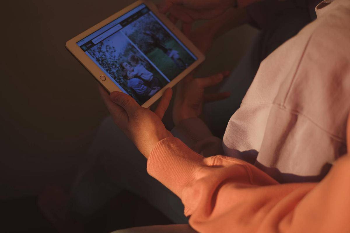 ilustrasi seseorang yang sedang menggunakan dating app (pexels.com/SHVETS production)
