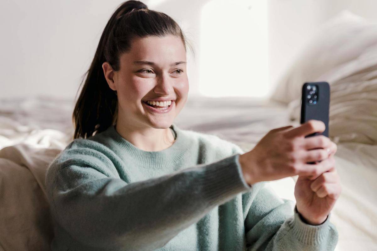 ilustrasi seseorang yang sedang menggunakan dating app (pexels.com/Tim Samuel)