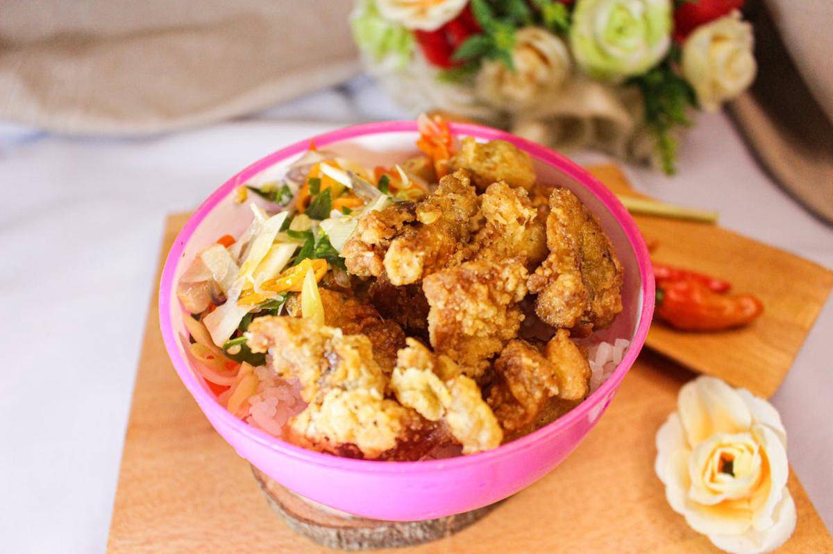 ilustrasi membuat rice bowl ayam mochiko dan kubis (pexels.com/Tresia Hoban)