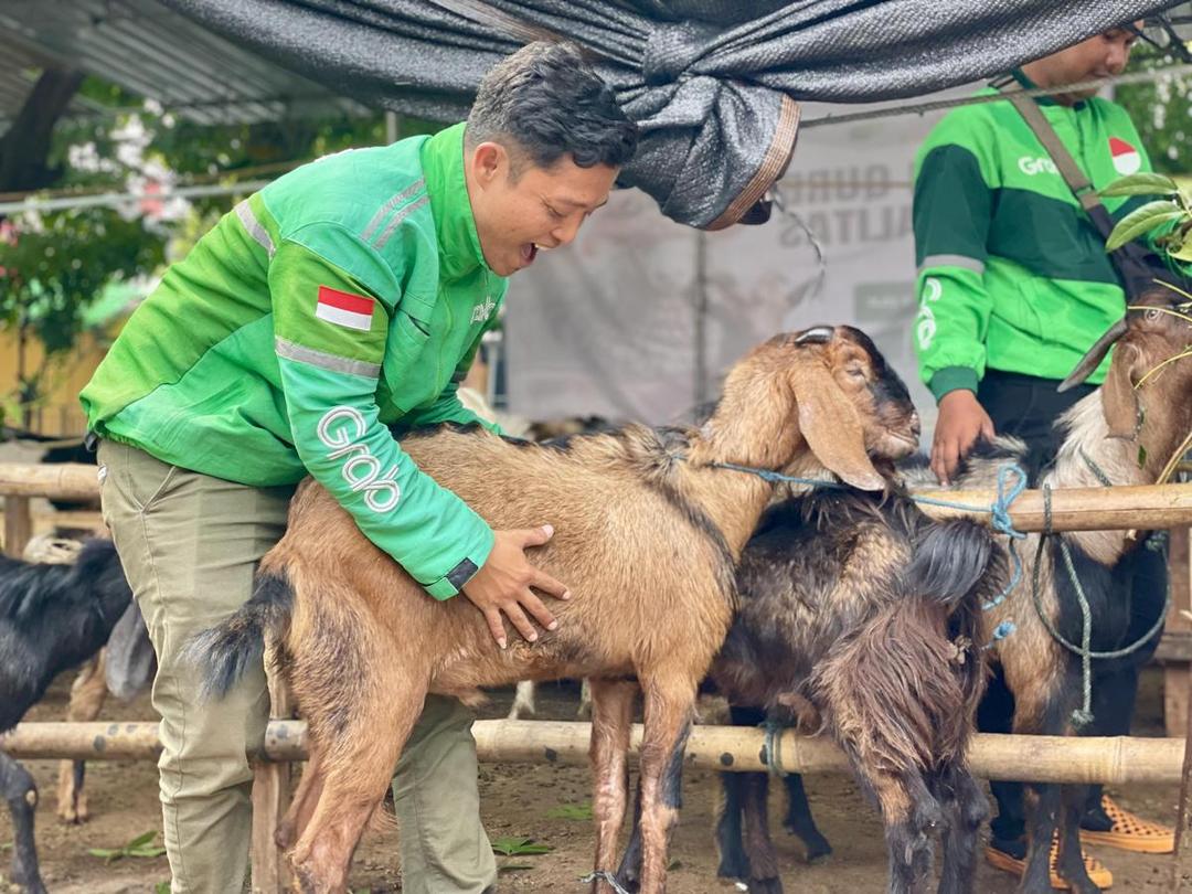 Rayakan Hari Iduladha, Grab Beri Hadiah Kambing ke Pemudi Grab di Semarang