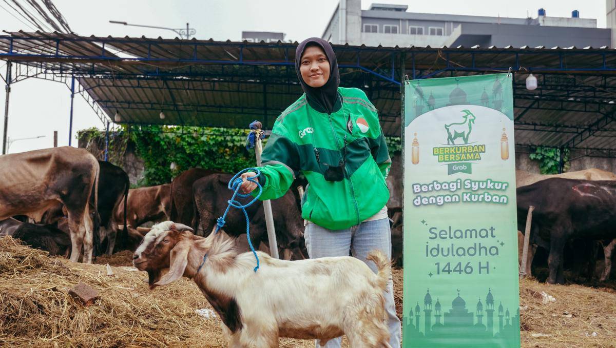 Antusiasme salah seorang Mitra Pengemudi Grab yang mendapat apresiasi berupa hewan kurban kambing dalam semarak Iduladha 1446 H.jpeg