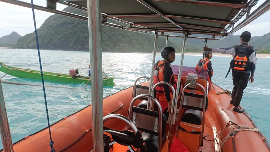 Tim SAR Sisir Pantai Ketapak, Pelajar SMA Hilang Tergulung Ombak