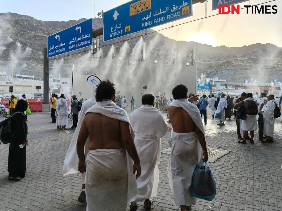 Jemaah haji hendak melaksanakan lempar jumrah.