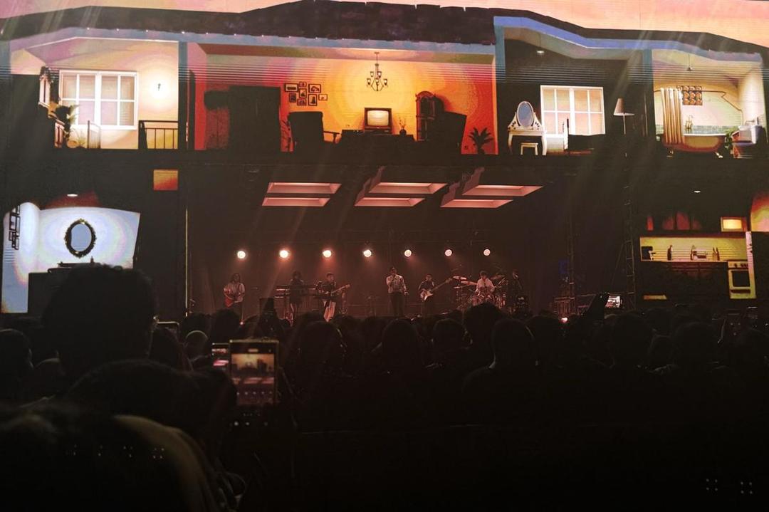 Konser Hindia, Visual Panggung Manjakan Mata dan Kritik yang Menyentuh