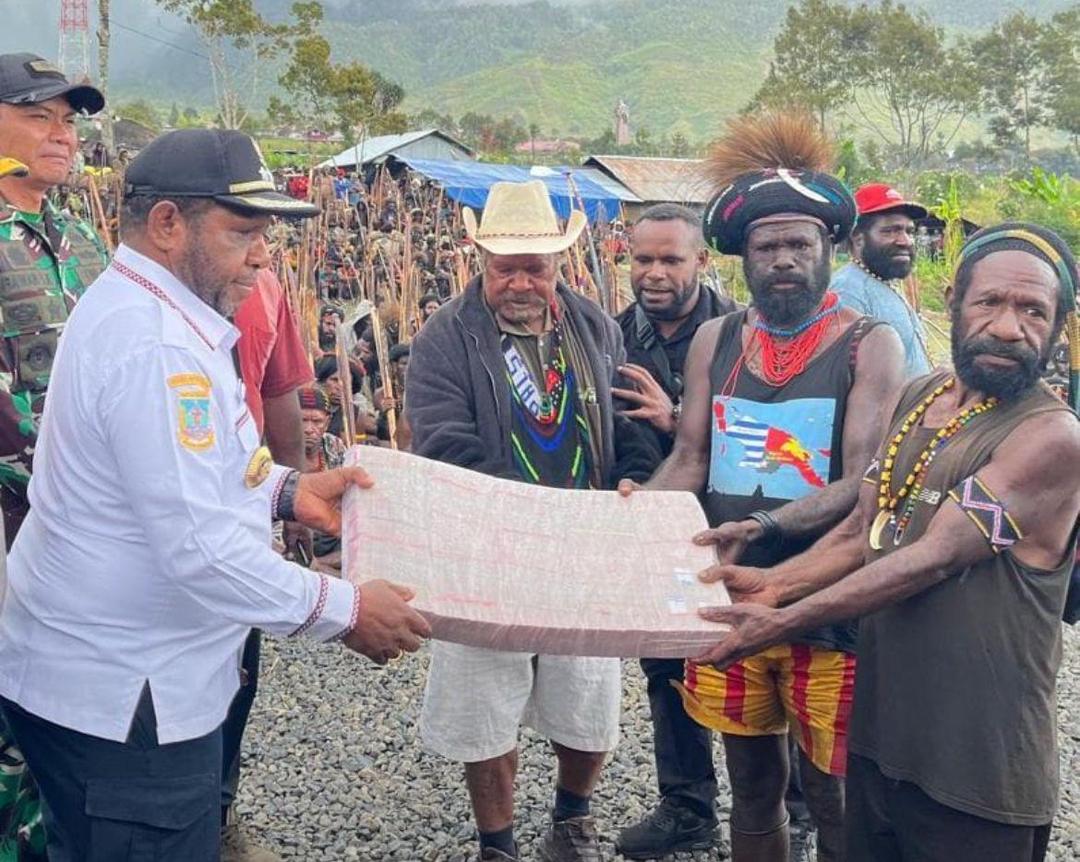 Pemkab Puncak Jaya Serahkan Rp10 M untuk Damaikan Konflik Dua Kubu Paslon Bupati