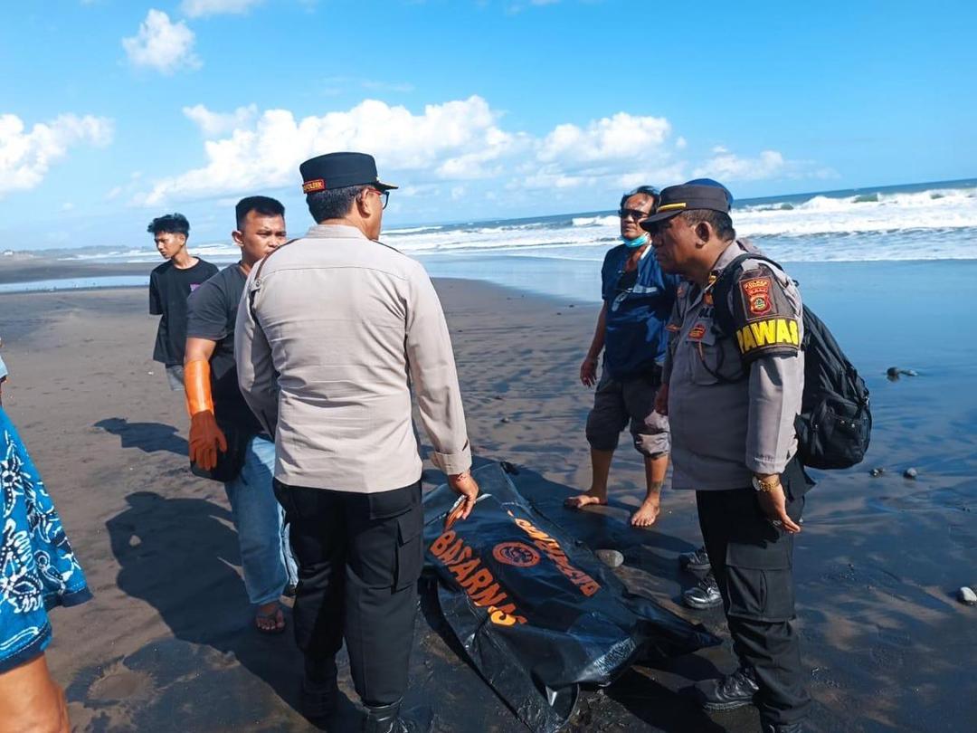 Jenazah Laki-Laki Terdampar di Pantai Tampih Kawan Tabanan