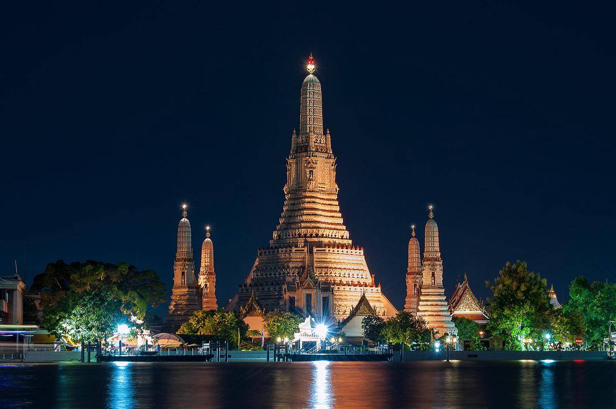 potret Wat Arun, Thailand (commons.wikimedia.org/Preecha.MJ)