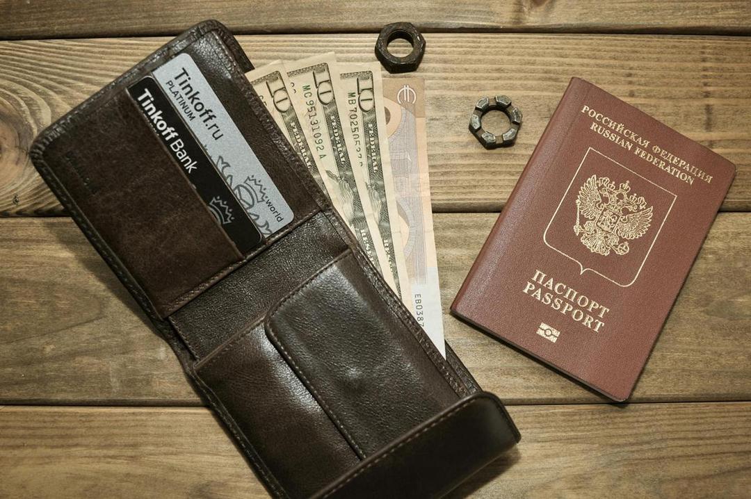 4 Tips Menyimpan Uang dan Paspor saat Traveling, biar Aman!