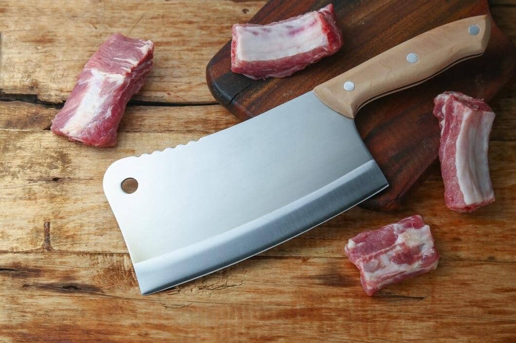 Ilustrasi Alat Pemotong Daging (freepik.com/xb100) 