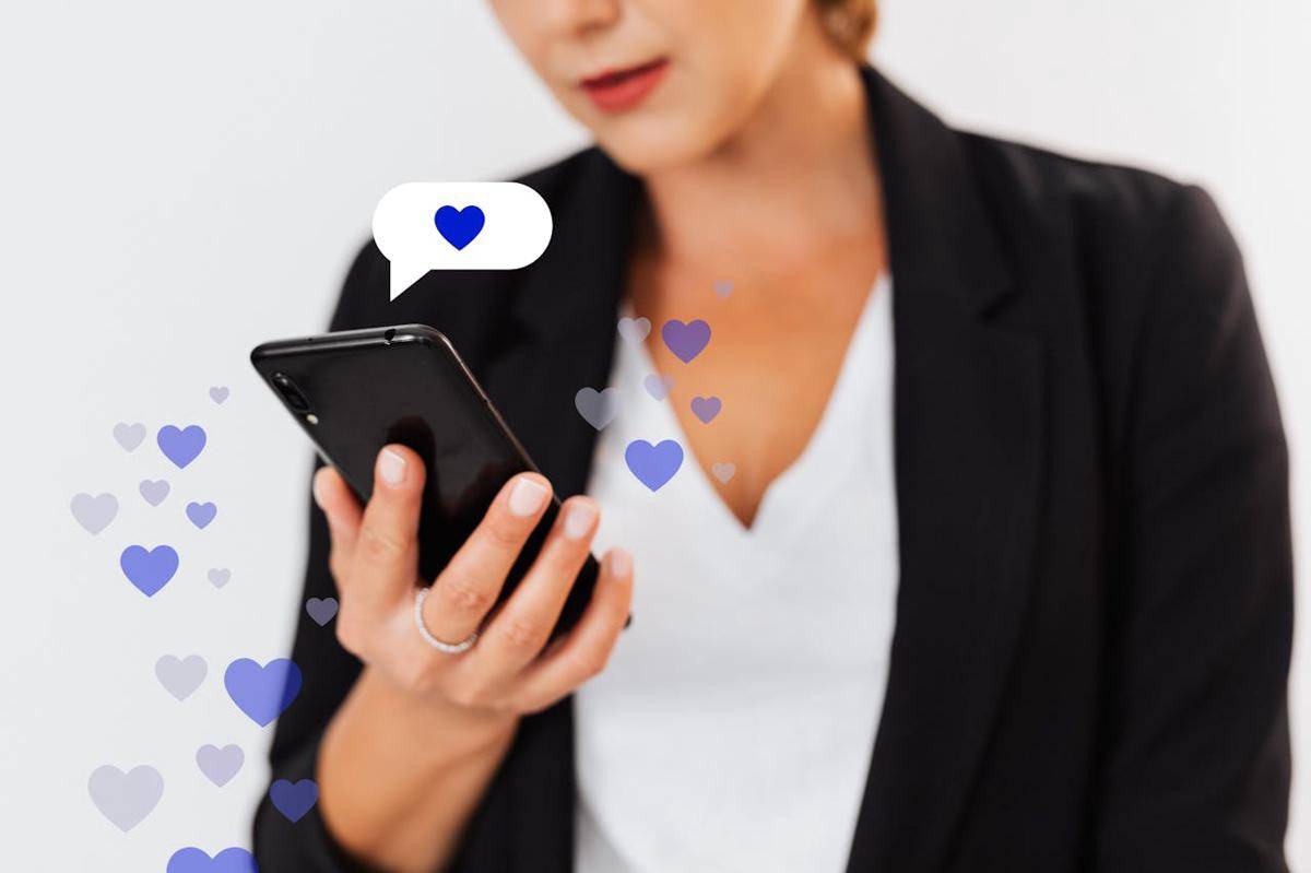 ilustrasi kecanduan media sosial (pexels.com/ photo by : kaboompics.com)