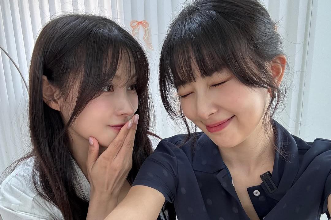 7 Potret Akrab Gyuri KARA dan Seulgi Red Velvet, Bestie Abis!