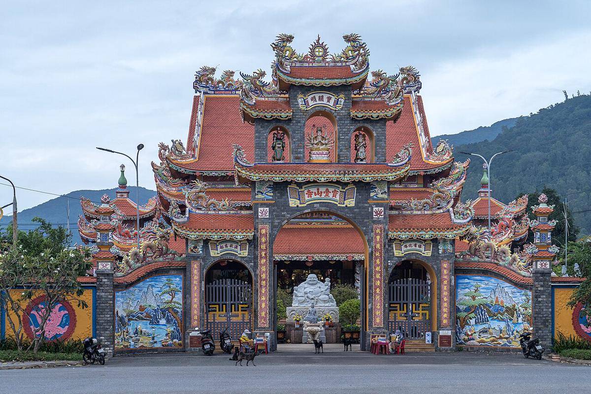 Buu Dai Son Pagoda, Da Nang (commons.wikimedia.org/Alexkom000)