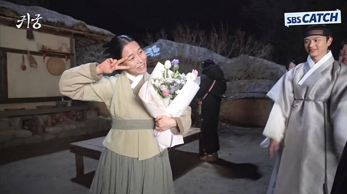 momen syuting terakhir drama The Haunted Palace (dok. YouTube/ SBS Catch)