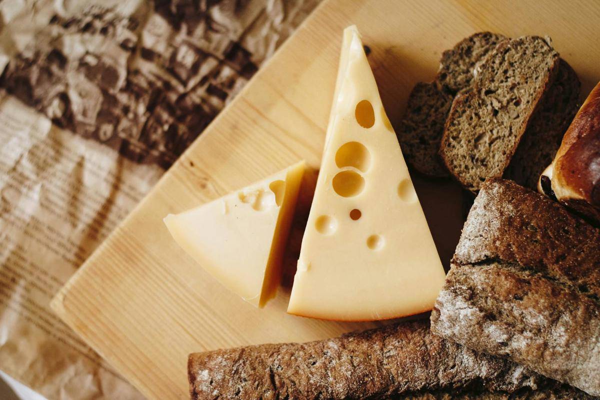 ilustrasi keju emmental (pexels.com/Natsya Sensei)