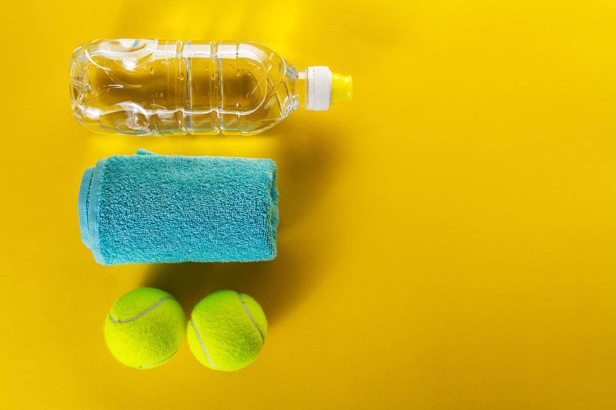 ilustrasi handuk, bola padel, dan botol (freepik.com/Valeria_aksakova)