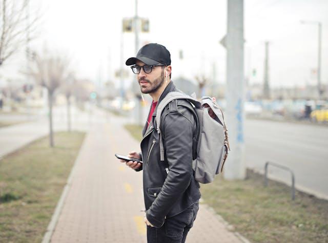 5 Tips Membuat Topi Baru Lebih Nyaman Dipakai, Perhatikan Bro!