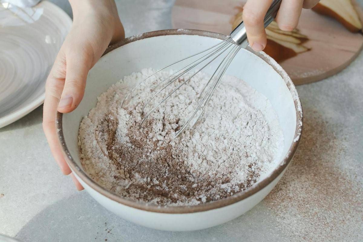 ilustrasi tepung dalam mangkuk (pexels.com/Polina Tankilevitch)