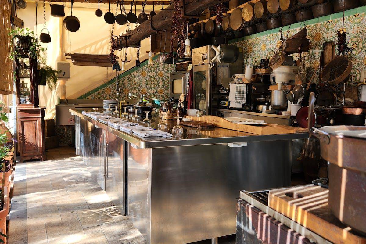 ilustrasi dapur outdoor yang terbuat dari stainless steel (pexels.com/Small Steps)