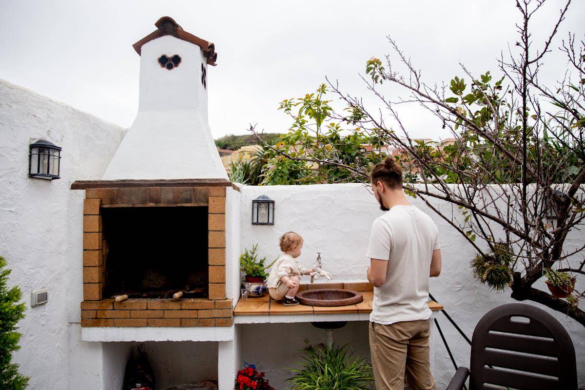 ilustrasi outdoor kitchen yang dilengkapi dengan wastafel (pexels.com/Tatiana Syrikova)