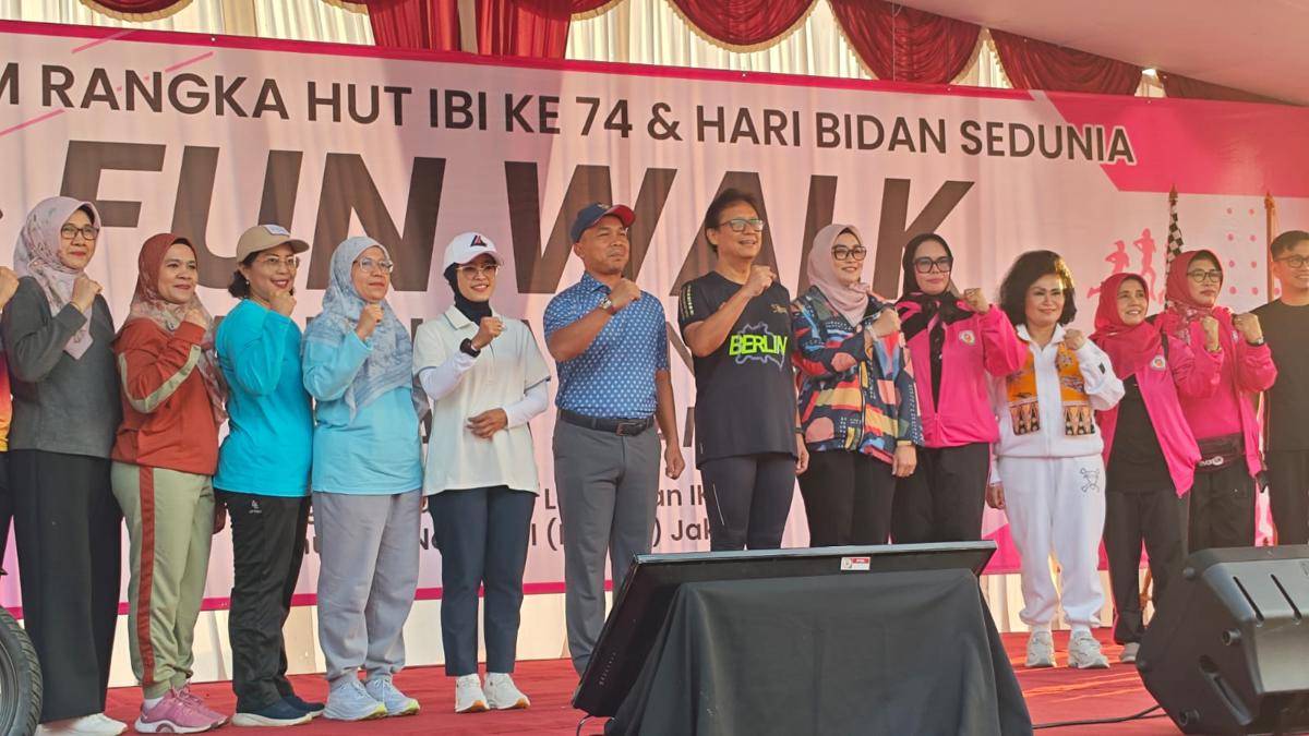 Fun Walk dalam rangka HUT IBI ke-74 dan Hari Bidan Internasional (International Day of the Midwife/IDM) Tahun 2025 pada Minggu (8/6/2025) di CFD Jakarta. (IDN Times/Febriyanti Revitasari)