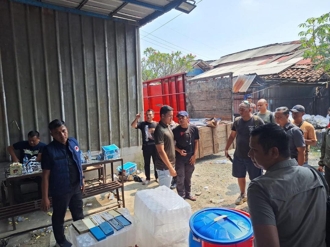 Polisi Ringkus 5 Orang Pembuat dan Pengedar Miras Ilegal di Bogor