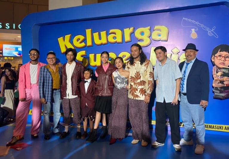 7 Potret Pemain di Gala Premiere Film Keluarga Super Irit