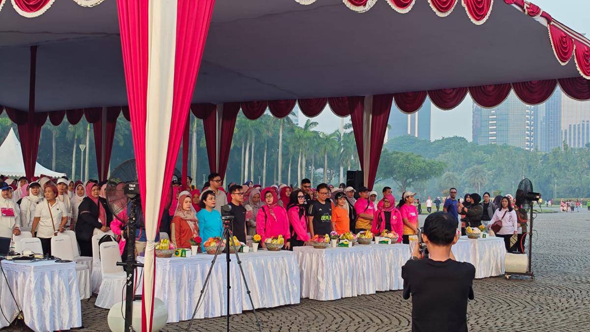 Fun Walk dalam rangka HUT IBI ke-74 dan Hari Bidan Internasional (International Day of the Midwife/IDM) Tahun 2025 pada Minggu (8/6/2025) di CFD Jakarta. (IDN Times/Febriyanti Revitasari)