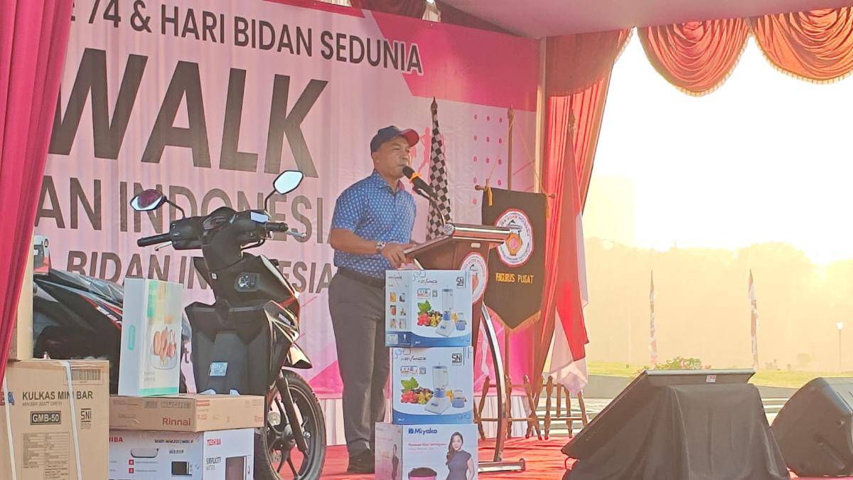 Fun Walk dalam rangka HUT IBI ke-74 dan Hari Bidan Internasional (International Day of the Midwife/IDM) Tahun 2025 pada Minggu (8/6/2025) di CFD Jakarta. (IDN Times/Febriyanti Revitasari)