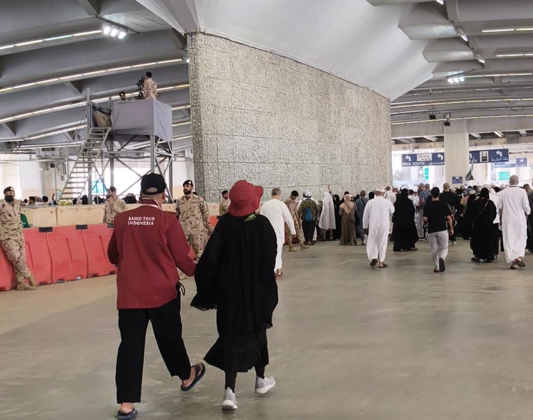 jemaah haji lempar jumrah