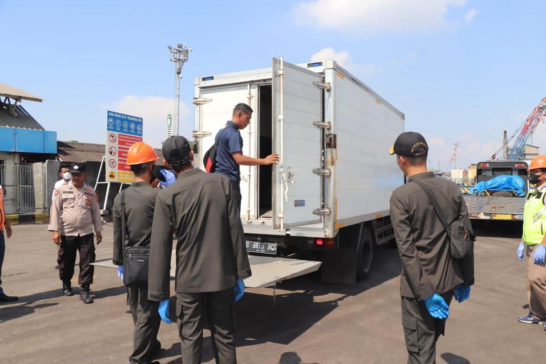 Barantin Libatkan Ditreskrimsus Polda Jateng Geledah Penumpang Kapal dan Truk
