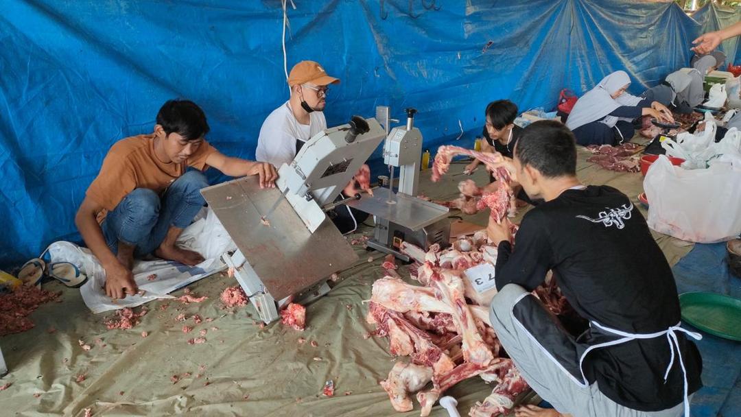  1.100 Kantong Daging Kurban Dibagikan untuk Guru Ngaji di Bogor