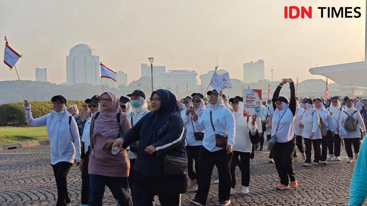 Fun Walk dalam rangka HUT IBI ke-74 dan Hari Bidan Internasional (International Day of the Midwife/IDM) Tahun 2025 pada Minggu (8/6/2025) di CFD Jakarta. (IDN Times/Febriyanti Revitasari)