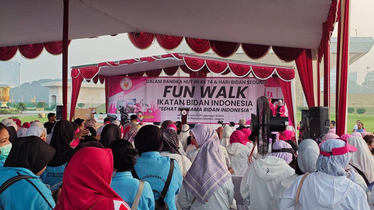 Fun Walk dalam rangka HUT IBI ke-74 dan Hari Bidan Internasional (International Day of the Midwife/IDM) Tahun 2025 pada Minggu (8/6/2025) di CFD Jakarta. (IDN Times/Febriyanti Revitasari)