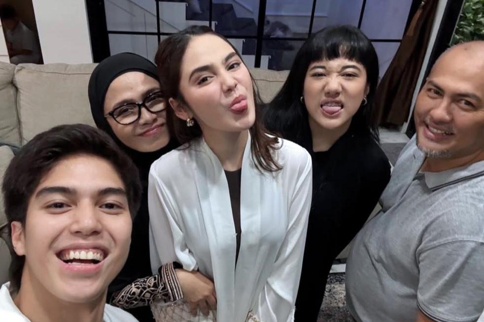 7 Potret El Rumi dan Syifa Hadju Rayakan Idul Adha 2025 Bersama 